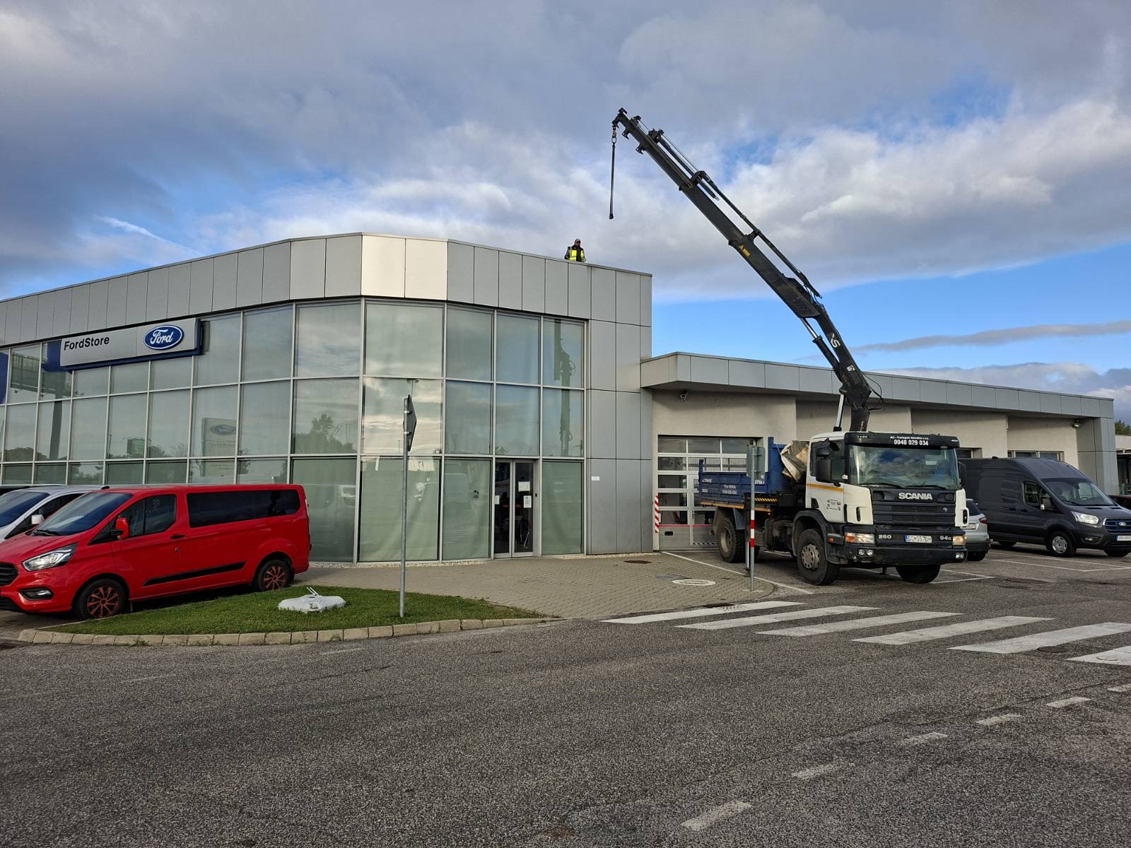 Hydraulická ruka pracuje pri komerčnom objekte.